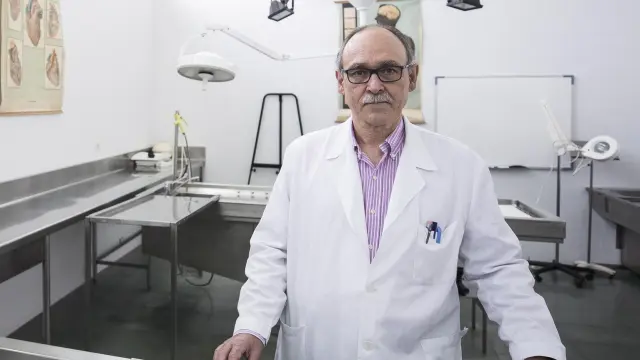 El director del Instituto de Medicina Legal de Aragón (IMLA), José María Arrendondo, en la sede de su institución situada en el barrio de San Gregorio, donde se realizan las autopsias.