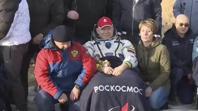 La tripulación de Soyuz MS-21 posa tras el aterrizaje en Kazajistán.