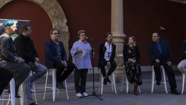 Un momento del 'Diálogo cantado' sobre la jota de este sábado, con la directora de Patrimonio de la DGA, Marisancho Menjón, al micro.