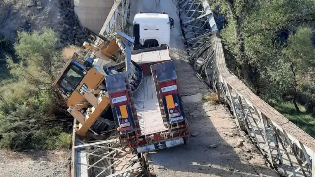 El paso del camión ha provocado el hundimiento del puente de hierro entre Sijena y Sena.