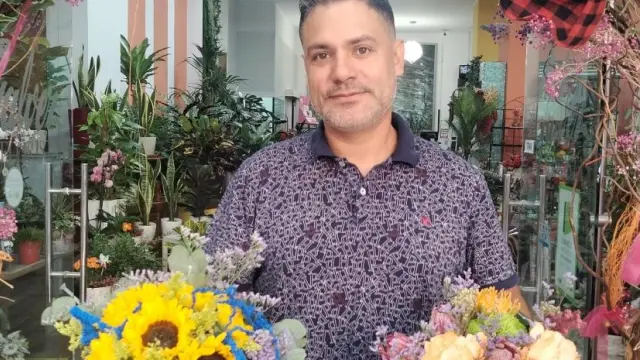 Rubén Cebollero, presidente de la Asociación de Empresarios Floristas de Aragón, con dos ramos de flores este martes en Zaragoza.