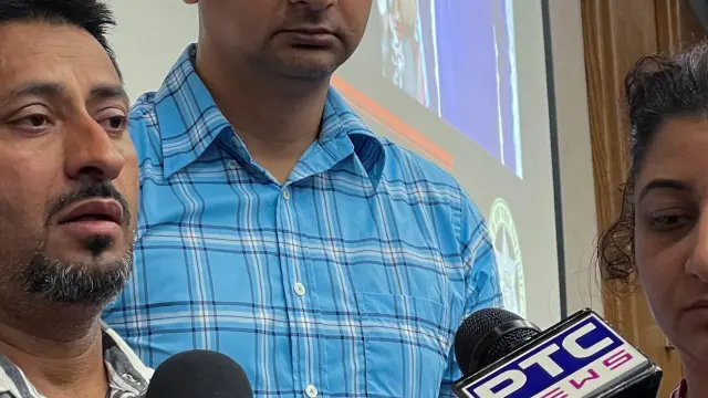 Sukhdep Singh, allegado de la familia asesinada, habla a los medios en Merced, California.