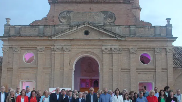 Foto de familia de gran parte delos asistentes a la celebración del 20 aniversario ante la Cartuja de nuestra señora de las Fuentes.