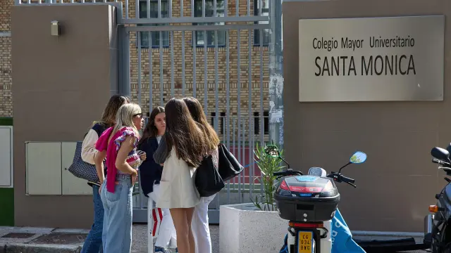 Un grupo de alumnas a las puertas del Colegio Mayor Santa Mónica este jueves