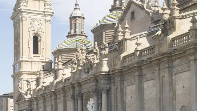 La fachada meridional del Pilar, la principal, da a la gran plaza ganada ante la basílica.