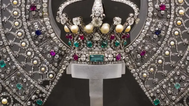 Della de la gran corona de la Virgen, con más de 10.000 piedras preciosas.
