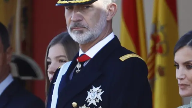 El rey Felipe VI preside el desfile del Día de la Fiesta Nacional, este miércoles, en Madrid, acompañado por la reina Letizia, la infanta Sofía (2i) y por el presidente del Gobierno, Pedro Sánchez.