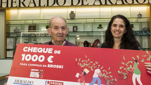 Juan Martins y su hija Ana recogiendo el cheque de ganador.