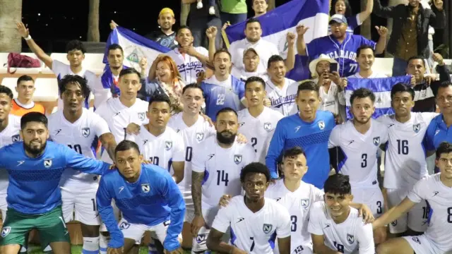 Pablo Gállego, en el centro, junto al resto de sus compañeros de la selección de Nicaragua tras el amistoso con Catar.