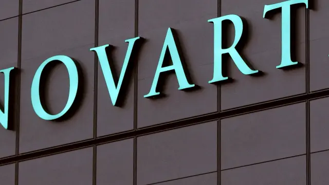 Logo de la compañía Novartis en la ciudad suiza de Stein.