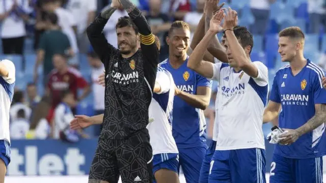 Los jugadores del Real Zaragoza saludan al público a la conclusión del partido.