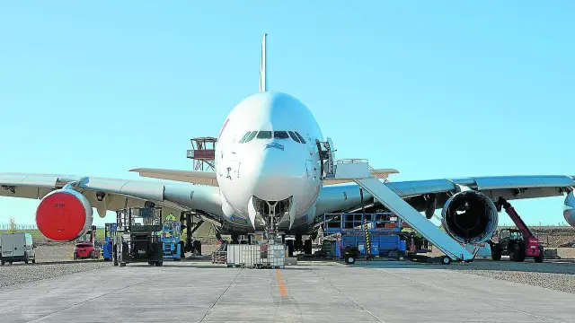 El Airbus A380, en la planta de desmantelamiento de aviones del aeropuerto de Teruel para recuperar las piezas como recambio