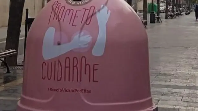 Uno de los contenedores rosas de la campaña solidaria ‘Recicla vidrio por ellas’ a la que se ha unido Fraga.