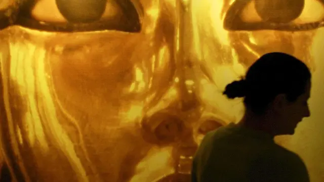 Imagen de la máscara de Tutankamón en una exposición.