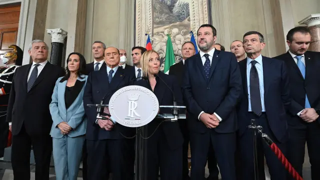 Meloni junto a los nuevos miembros de su ejecutiva y otros líderes de ultraderecha como Salvini y Berlusconi