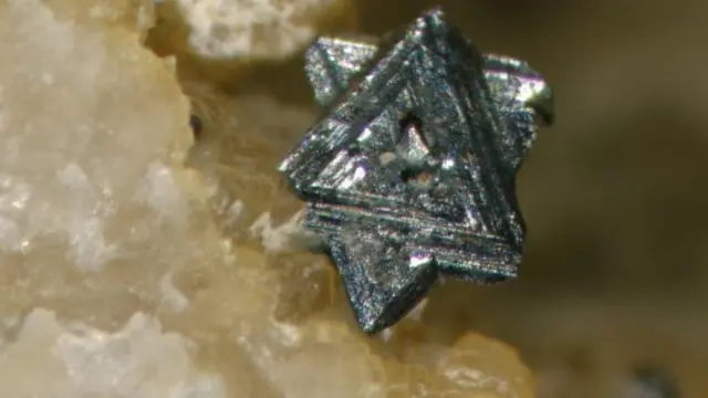 Cristales maclados de tetraedrita de la mina Nueva Virginia, en Lanzuela (Teruel)