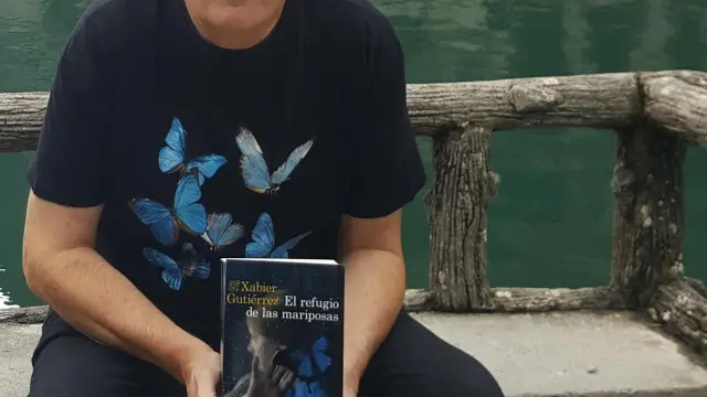 Xavier Gutiérrez, con su libro ‘El Refugio de las Mariposas’, en el balneario de Panticosa, uno de los escenarios del relato.
