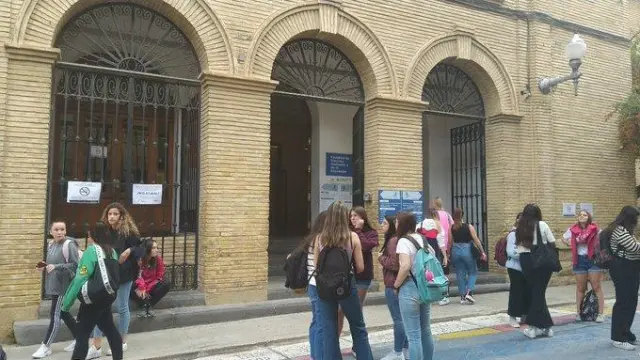 Estudiantes delante de la Facultad de Ciencias Humanas y de la Educación de Huesca.