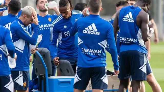 Los jugadores del Real Zaragoza, este lunes, se refrescan durante el entrenamiento. Bermejo no estaba en el grupo.