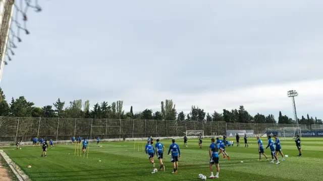 Panorámica del entrenamiento de este lunes del Real Zaragoza.