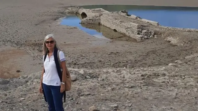 Ana Arbués, nacida en Tiermas en 1954, visita el pantano de Yesa y ve el puente de la antigua carretera entre Jaca y Pamplona que fue inundada por el embalse desde 1959.