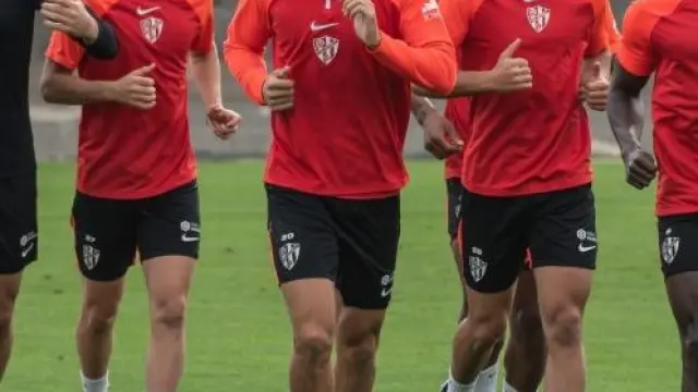Salvador, al frente de un grupo de jugadores de la SD Huesca.