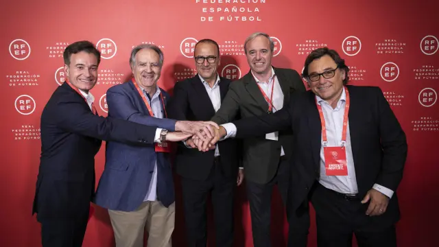 Víctor Serrano, Óscar Fle, Felipe Faci, Jorge Azcón y Raúl Sanllehí, el pasado mes de julio en la Federación de Fútbol.