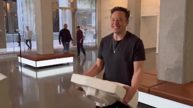 Musk entrando a la sede de Twitter este miércoles