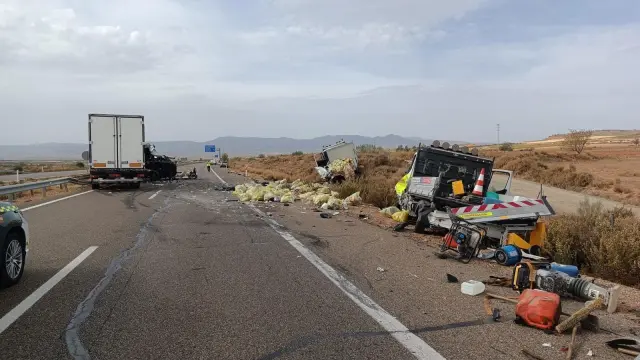 Un camión arrolla a tres trabajadores de mantenimiento de carreteras en la A-23, a la altura de Longares.