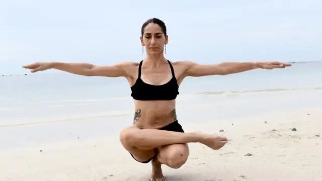 Eva Sampedro es instructora de power yoga y de danza del vientre en Zaragoza.