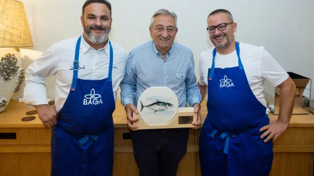 El chef del mar Ángel León y el cocinero Pedro Sanchez, entregando el premio Sartún a Uxío Labarta.