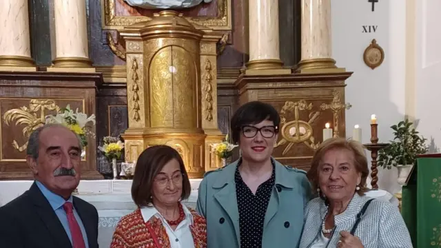 La directora general de Vivienda y Rehabilitación del Gobierno de Aragón, Verónica Villagrasa, ha visitado las obras de rehabilitación en la cubierta de la iglesia de Santa Águeda.