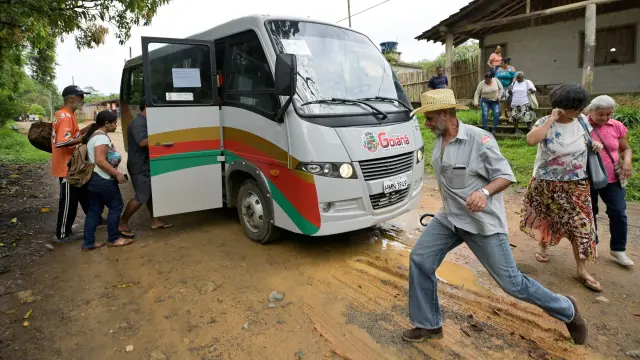 Varias personas cogen un autobús para acudir al colegio electoral, en el estado de Minas Gerais, en Brasil.