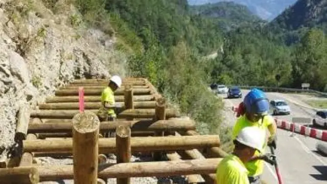 En la carretera que conduce a la frontera del Portalet, entre Laruns y Biescas, se están ensayando soluciones naturales, como la construcción de estructuras de madera obtenida incluso del propio bosque.