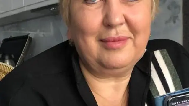 Natalia Kuderska muestra el momento en que rompe su pasaporte ruso en un video que ella misma hace
