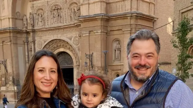 Beatriz Martínez, la pequeña Ixeia y Juan Ferrando en su reencuentro tras salvar al bebé, en Zaragoza