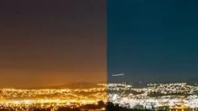Hay una diferencia de cinco años entre el lado izquierdo y el derecho de la imagen. Ese es el periodo en el que la ciudad de Dunedin, en Nueva Zelanda, cambió sus luces de sodio por iluminación led.