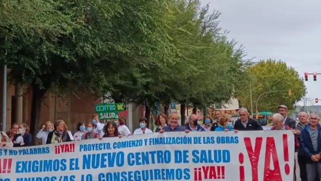Sanitarios y vecinos volvieron ayer a cortar el tráfico de la avenida Ramón y Cajal para urgir el nuevo centro de salud del Perpetuo Socorro en Huesca.