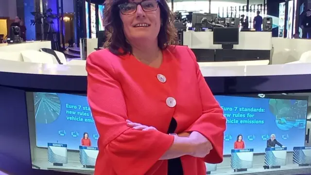 Isabel García Muñoz, eurodiputada aragonesa por el PSOE, junto a los platós de televisión de la sede del Parlamento Europeo en Bruselas.