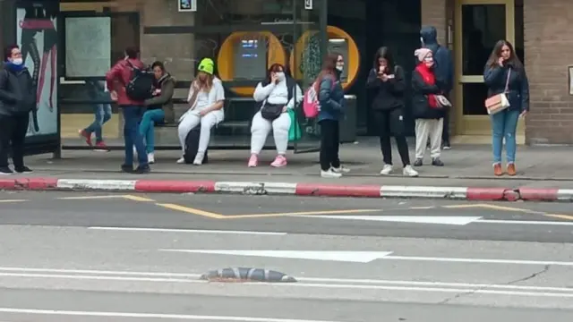 Mujeres esperando en una parada de autobús de Zaragoza.