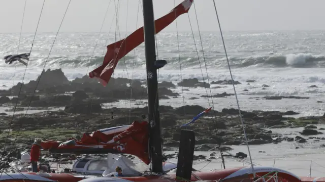 El trimarán Interaction, tras encallar en la playa de Corrubedo de madrugada en una operación en la que Salvamento Marítimo rescató en helicóptero "en condiciones extremas", al regatista francés Erwan Thibouméry