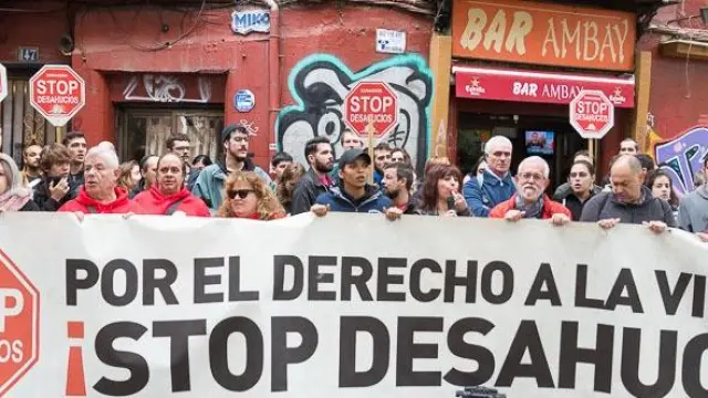 Imagen de archivo de una concentración de la plataforma Stop Desahucios en Zaragoza.