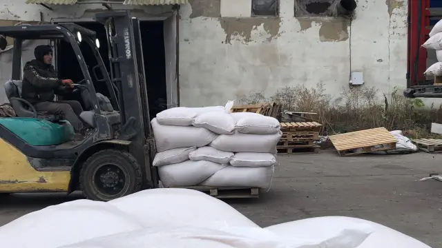 Trabajadores de la empresa Gurman cargan maíz en un camión.
