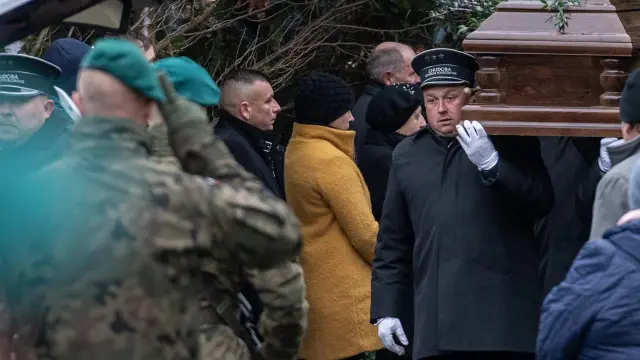 Asistentes al funeral de Estado por una de las víctimas de un misil en Polonia. POLAND UKRAINE RUSSIA CONFLICT