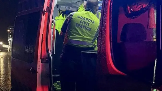 Una ambulancia interviene en un accidente de tráfico.