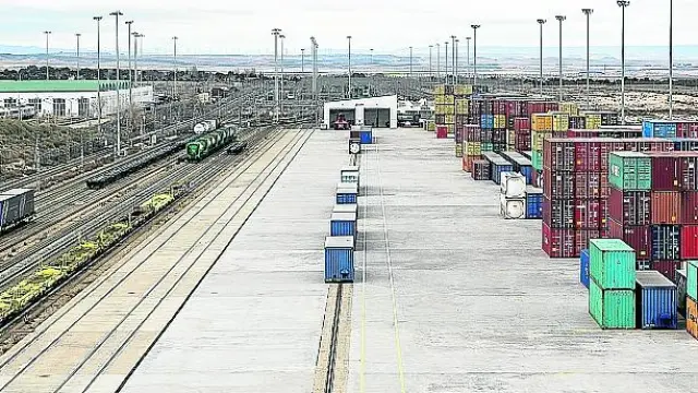 Terminal ferroviaria de Plaza, propiedad del Adif y gestionada por Cosco.