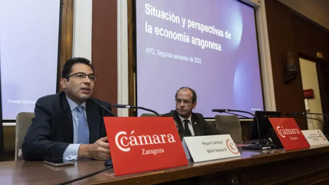 Miguel Cardoso, economista de BBVA Research, y Javier Nieto, presidente del Colegio de Economistas de Aragón.