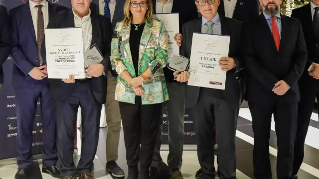 Los premiados, con la consejera Mayte Pérez, dirigentes del clúster y patrocinadores