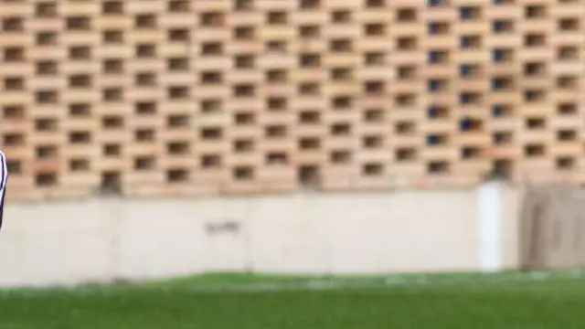 Fran Escribá observa en soledad el entrenamiento del equipo en la Ciudad Deportiva.