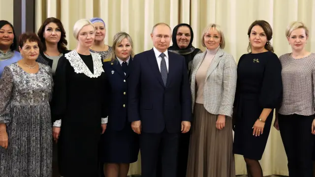 Putin, con las madres de soldados rusos caídos en la guerra en Ucrania.